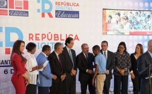Danilo pone en marcha Plan Piloto del República Digital Educación