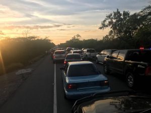 Accidente en la recta Azua causa largo taponamiento