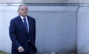 Juez desestima cargos y mantiene otros contra senador Bob Menéndez