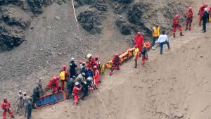 PERU: Al menos 48 muertos y 6 al caer un autobús por un acantilado