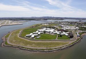 NY comenzará a cerrar la cárcel de Rikers Island