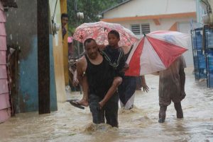 P. PLATA: Lluvias inundan hospital, dañan puentes y desplazan familias