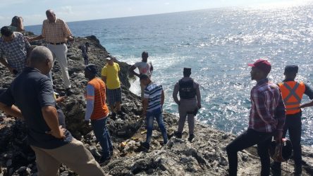 Joven de 24 años se lanza al mar Caribe con un niñito de cuatro años