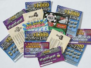 Acusan trabajador tienda de robar boleto de raspadito con valor de $1 millón