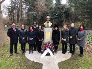VIENA: Depositan ofrenda floral en honor a Duarte