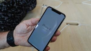 Apple reduce a la mitad la producción del iPhone X, según el WSJ