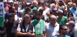 ARGENTINA: Miles de personas marchan en protesta por recortes