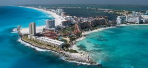 Turistas EEUU y Cánada siguen fluyendo a Cancún pese a alerta oficial