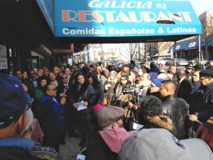 Dominicanos protestan posible cierre restaurant