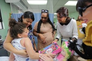 Primera Dama entregó juguetes a niños del hospital Robert Reid Cabral Primera Dama entregó juguetes a niños del hospital Robert Reid Cabral