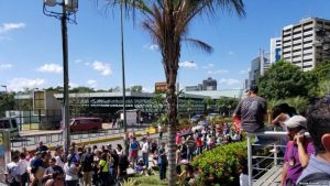 VENEZUELA: Largas filas regresan tras orden de Maduro de reducir precios