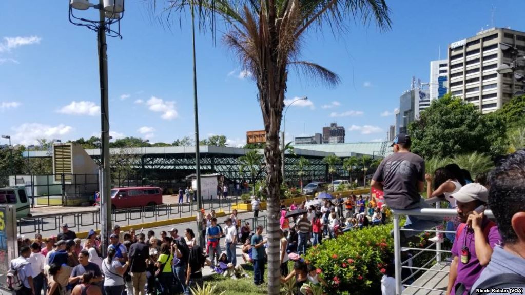 VENEZUELA: Largas filas regresan tras orden de Maduro de reducir precios imagen