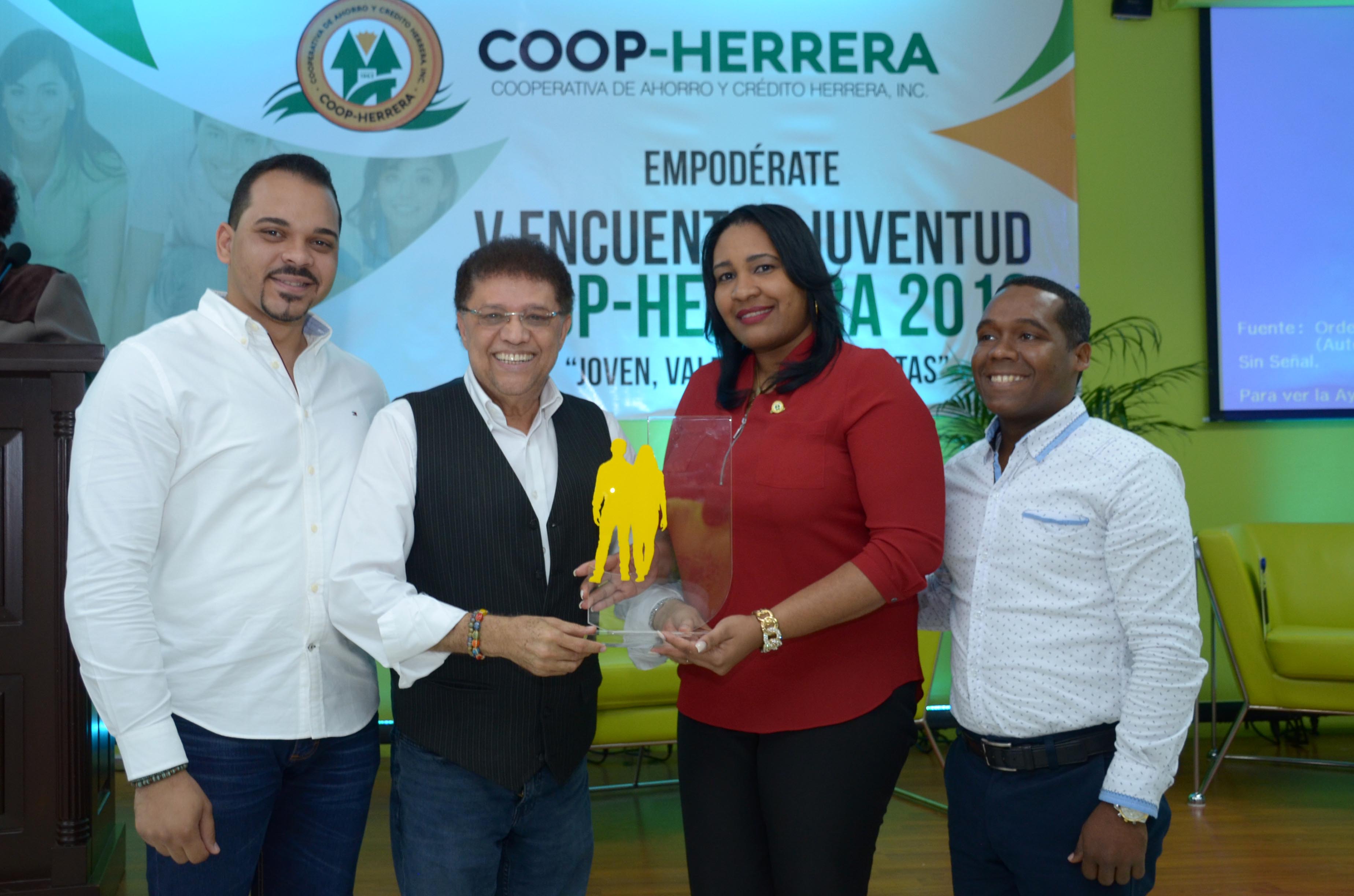Jóvenes de Herrera reconocen a Domingo Bautista imagen