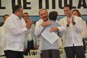 SANTIAGO: Danilo entrega 1,504 títulos a dueños de solares y parcelas SANTIAGO: Danilo entrega 1,504 títulos a dueños de solares y parcelas