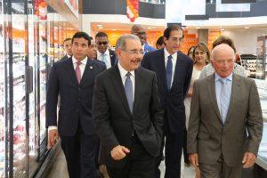 Presidente asiste a inauguración de supermercado en Ciudad Juan Bosch