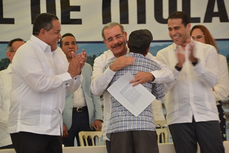 SANTIAGO: Danilo entrega 1,504 títulos a dueños de solares y parcelas imagen