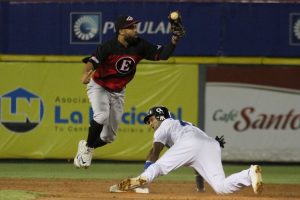Escogido vence al Licey, Aguilas vapulean Gigantes