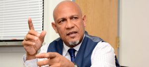 VILLA ALTAGRACIA: Queman vehículo del alcalde Edwin Ferreiras