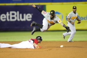 Licey sigue firme en primero, Aguilas derrotan a los Leones