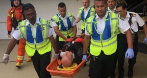 FARD traslada de manera espectacular a un turista enfermó en crucero