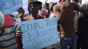 Haitianos protestan ante embajada de EE.UU. por palabras de Trump