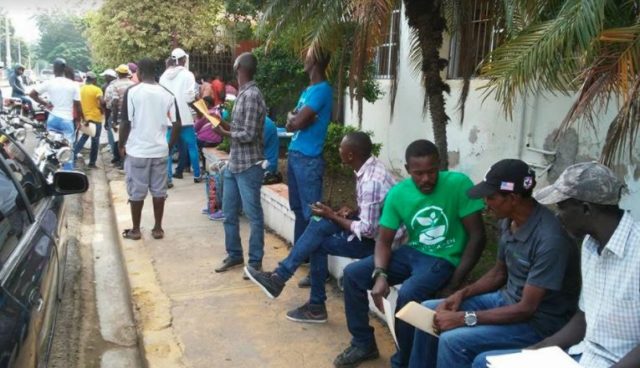 DAJABON: Cientos haitianos acuden a renovar carnet Plan Regularización imagen