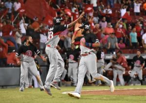 Escogido se coloca segundo; Licey se impone a Aguilas Escogido se coloca segundo; Licey se impone a Aguilas