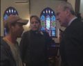 Gobernador NJ visita indocumentado reconstruyó cientos casas tras huracán