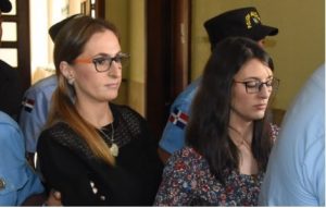 Jueza encarcela dos mujeres médicas acusadas de desfigurar 20 pacientes Jueza encarcela dos mujeres médicas acusadas de desfigurar 20 pacientes