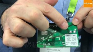 Una novedosa tarjeta de crédito funciona con pantalla y batería Una novedosa tarjeta de crédito funciona con pantalla y batería