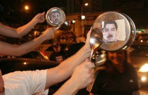 VENEZUELA: Hubo cacerolazos en barrios de Caracas para recibir 2018