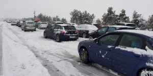 ESPAÑA: Una gran nevada atrapa a cientos vehículos y miles de personas
