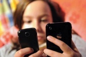 Francia prohíbe uso celulares menores de 15 años por ser dañinos salud