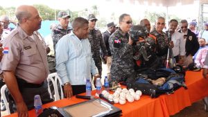 Policía y peloteros agasajan niños Club Rafael Báez Policía y peloteros agasajan niños Club Rafael Báez