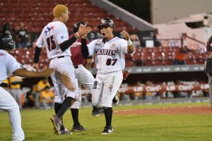 Leones quitan invicto al Licey, Gigantes derrotan a las Aguilas