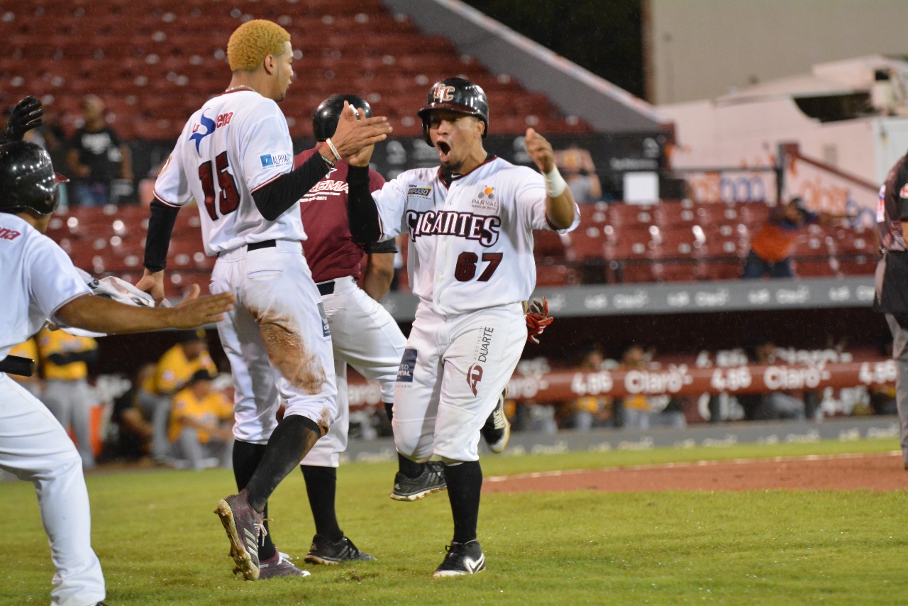 Leones quitan invicto al Licey, Gigantes derrotan a las Aguilas imagen