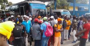 Choferes restablecen transporte de haitianos, pero solamente a legales