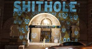 EU: “Este lugar es una mierda”, proyectan sobre un hotel Trump