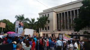 Profesores piden aumento salarial 30% y distribución «justa» del 4% Profesores piden aumento salarial 30% y distribución «justa» del 4%