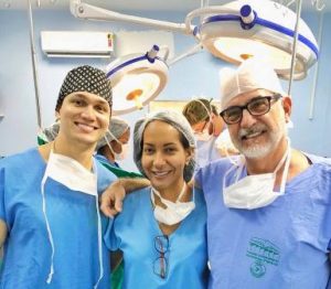 Cirujana RD sobresale en Brasil