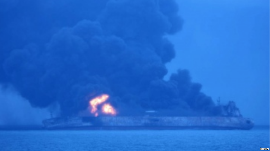 CHINA: 32 desaparecidos tras incendiarse tanquero con crudo iraní imagen