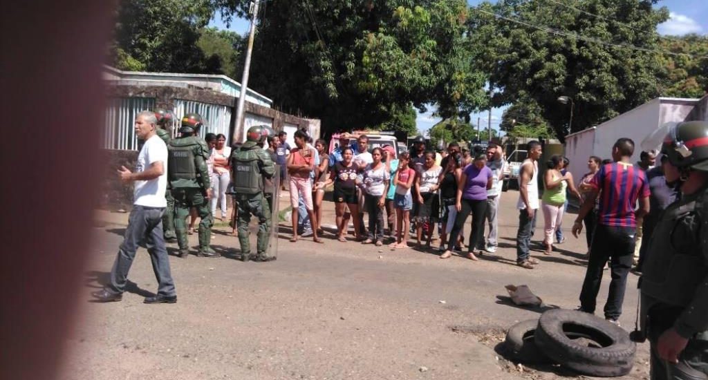 VENEZUELA: Guardia Nacional impide saqueos con gases y perdigones imagen