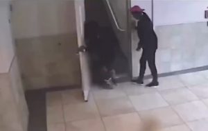 Asaltan y golpean embarazada en El Bronx para robarle celular Asaltan y golpean embarazada en El Bronx para robarle celular