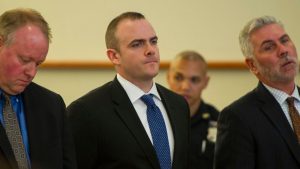 Juez exonera policía que mató a una mujer con problemas mentales