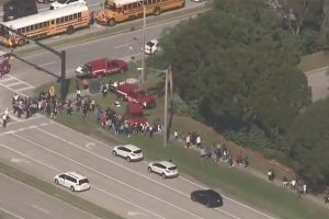 EEUU: Al menos 17 personas mueren en el tiroteo escuela de Florida