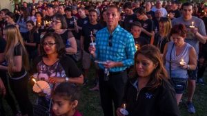 Alumnos y padres vuelven escuela de Florida escenario matanza