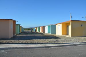 AZUA: Familias de El Carrizal reciben títulos provisionales viviendas