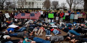 EEUU: Estudiantes exigen control de armas ante la Casa Blanca