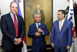 Ministro de Economía posesiona a Henry Molina en el Indotel
