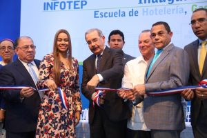 Danilo inaugura carretera en el Suroeste y escuela hotelería en el Este
